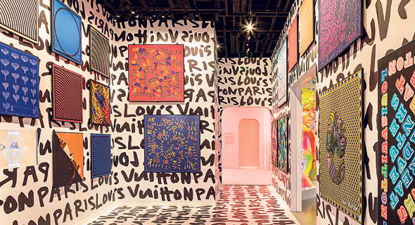 בית האופנה לואי ויטון מציג בימים אלה בבוורלי הילס, קליפורניה את התערוכה Louis Vuitton X,