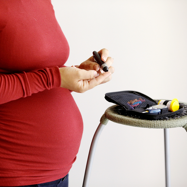 מוסף שבועי 29.8.19 סוכרת הריון אישה בהריון מודדת סוכר בדם, צילום: עמית שעל
