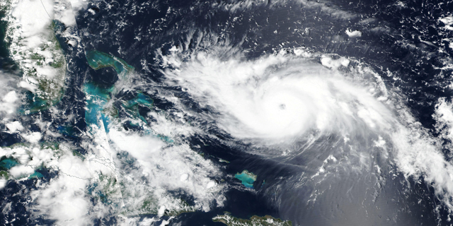 הוריקן דוריאן מתקרב לפלורידה ב-220 קמ&quot;ש; תושבים מתבצרים