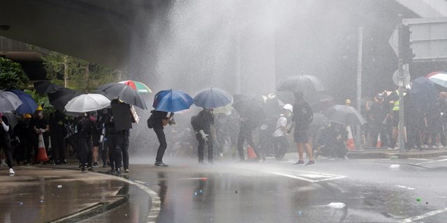 התנגשויות אלימות בהונג קונג: שוטרים ירו גז מדמיע על מפגינים, שזרקו לעברם לבנים