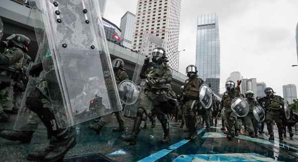 משטרת הונג קונג בעימות עם המפגינים בעיר