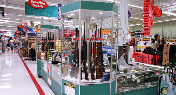 רובים המוצעים למכירה בוולמארט, צילום: אם סי טי