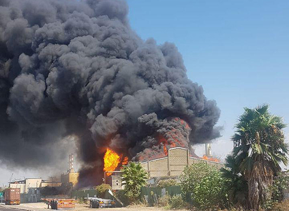 שריפה במחסני שמן בחיפה, צילום: דוברות כבאות והצלה מחוז חוף