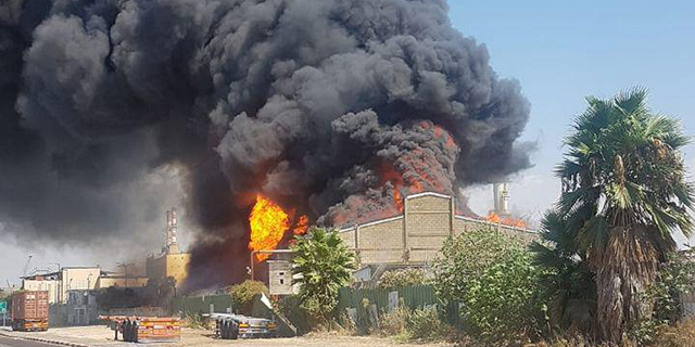 מי ישלם על נזקי השריפה במחסני שמן תעשיות בחיפה?