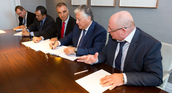 נציגי קצא"א ו-EMG חותמים על ההסכם בסוף השבוע, צילום: שי דולב