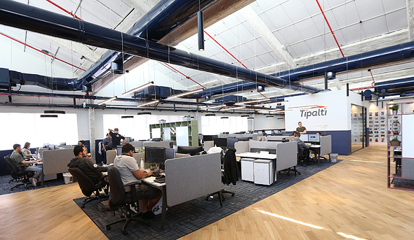 משרדי Tipalti, ככל שהחברה גדלה, הצורך לחזק את התקשורת בין הצוותים גדלה גם כן
