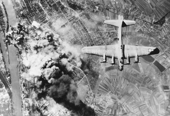 מפציץ B17 מעל למטרה מופצצת באירופה הכבושה, צילום: שאטרסטוק