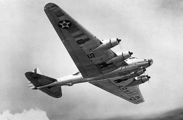 מטוס ה-XB15 באוויר