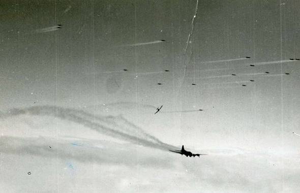 מפציצים אמריקאיים מיורטים בידי מטוסי קרב, צילום: USAF