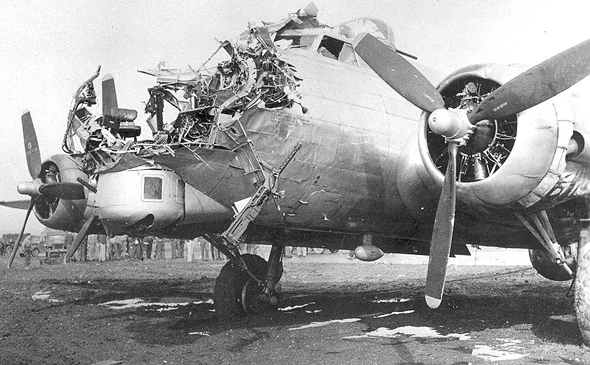 מפציץ B17 שהצליח לנחות על אף שאיבד את חרטומו, בפגיעת פגז שהרגה שלושה אנשי צוות, צילום: USAF
