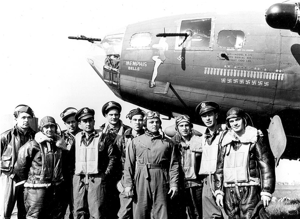 צוותו של המפציץ "ממפיס בל", שהיה מהראשונים שהשלים את הקו שלו באירופה ושב לארה"ב. את סיפורו המפתיע אספר לכם בטור משלו, צילום: USAF