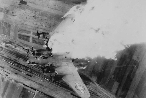 מטוס B17 שכנפו נדלקה, לאחר פגיעת פגז נ"מ, צילום: USAF