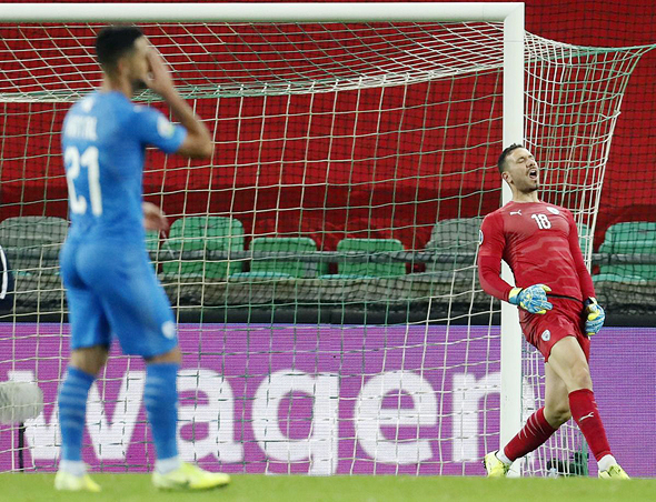 אופיר מרציאנו ובירם כיאל בהפסד הנבחרת לסלובניה בטורניר המוקדמות, צילום: איי פי