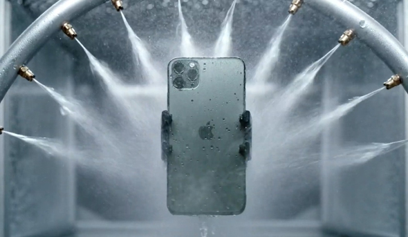 אייפון 11 פרו בבדיקת עמידות, צילום: Apple