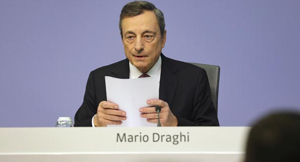 נשיא ה-ECB מריו דראגי במסיבת עיתונאים לאחר הודעת הריבית