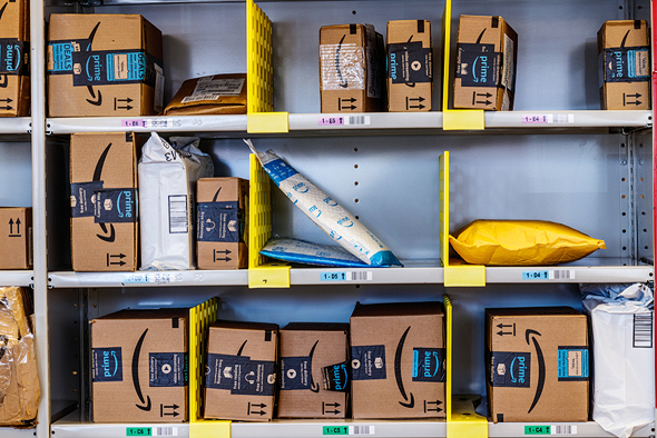 חבילות אמזון משלוח מסחר מקוון, צילום: שאטרסטוק