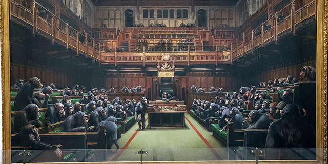 יצירה של בנקסי שבה חברי הפרלמנט הבריטים מצוירים כקופים נמכרה ב-12.2 מיליון דולר