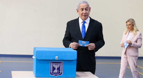 Netanyahu and his wife voting in the September election. Photo: Alex Kolomvisky
