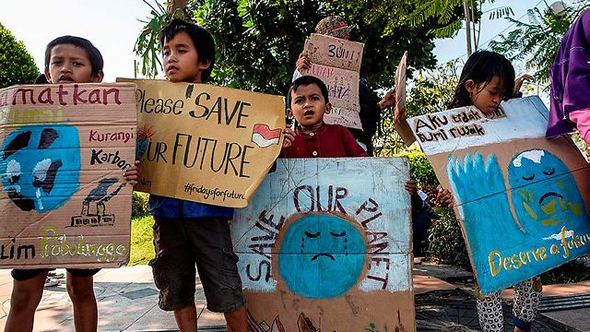 ילדים מפגינים נגד התחממות גלובלית (ארכיון)