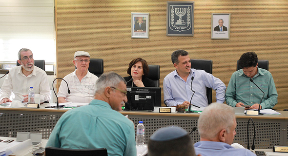 ראש העיר רמת גן , כרמל שאמה הכהן (שני מימין). "במקום ערעור לעליון, חשיבה מחודשת", צילום: אילן אסייג