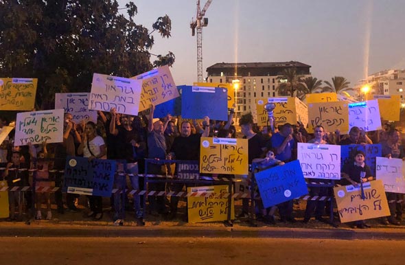 עובדי פלאפון בהפגנה מול ביתו של המנכ"ל