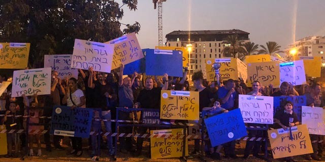 מפגינים מול ביתו של המנכ"ל רן גוראון, צילום: אגף הדוברות בהסתדרות 