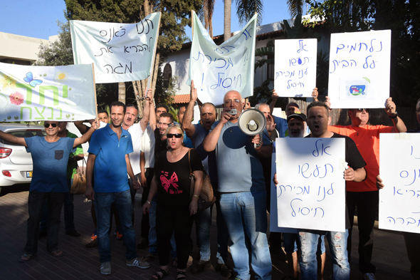  עובדי מגה מפגינים מול ביתו של דודי ויסמן באבן יהודה