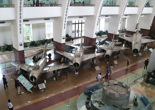מטוסי סין במוזיאון, משמאל: J5 (מיג 17 בייצור מקומי), J6 (מיג 19), J7 (מיג 21) ו-J8 (פיתוח מקומי, ע"ב מיג 21), צילום: (Ian Armstrong (CC BY-SA 2.0