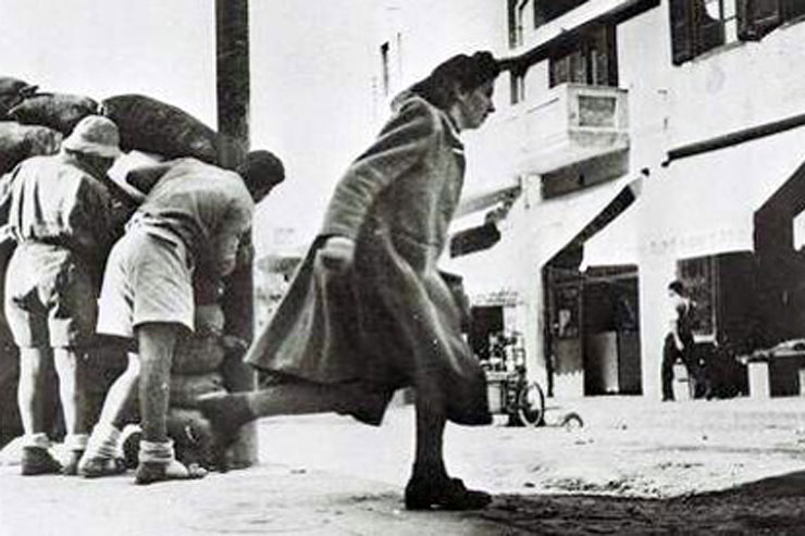 אזרחים בשוק הכרמל בזמן מלחמת העצמאות נמלטים מירי משכונת מנשייה , צילום: ארכיון עיריית ת"א