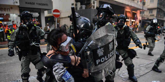 הונג קונג: 15 פצועים בהם אחד במצב אנוש בעימותים עם המשטרה בזמן חגיגות ה-70 לסין