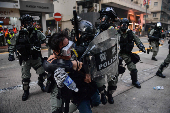 שוטרים נאבקים עם מפגינים בהונג קונג