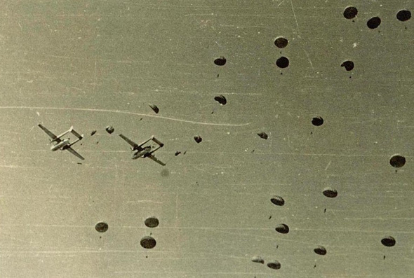 מטוסי נורד מצניחים צנחנים במלחמת סיני, צילום: Emgaz