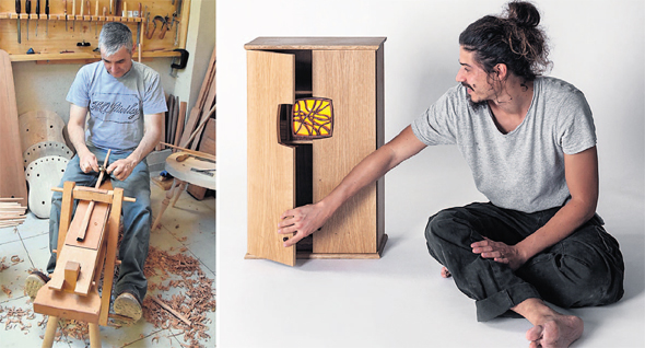 מימין: אורן פייגנבאום וארז לנדו בעבודה על יצירות העץ שלהם. רהיטים שמאפשרים אינטימיות