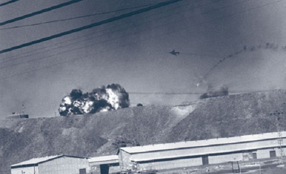 פאנטום ישראלי (במרכז) כשמצדדיו נופלים ומתפוצצים מטוסי אויב