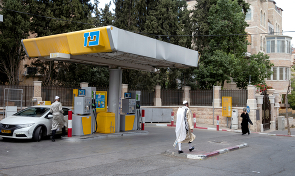 Paz gas stations originally planned to install electric charging stations at their centers. Photo: Amit Shaabi
