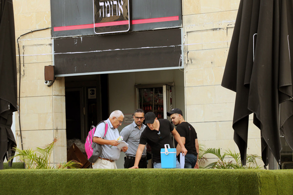 סניף ארומה בתל אביב שלקוחותיו לקו בהרעלת מזון, צילום: יריב כץ