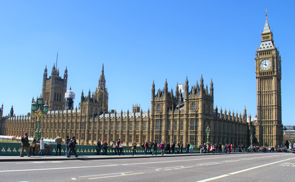 בניין הפרלמנט בלונדון. הממשלה מעכבת את יישום תוכנית ההבראה למערכת הרווחה 