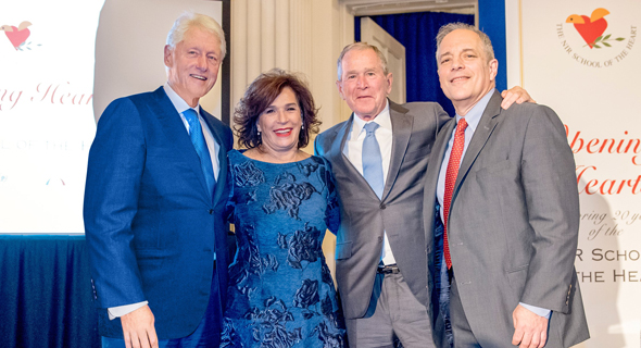 מימין: פרופ' אלעזר אדלמן, הנשיא לשעבר ג'ורג' בוש, ד"ר יהודית ריכטר והנשיא לשעבר ביל קלינטון