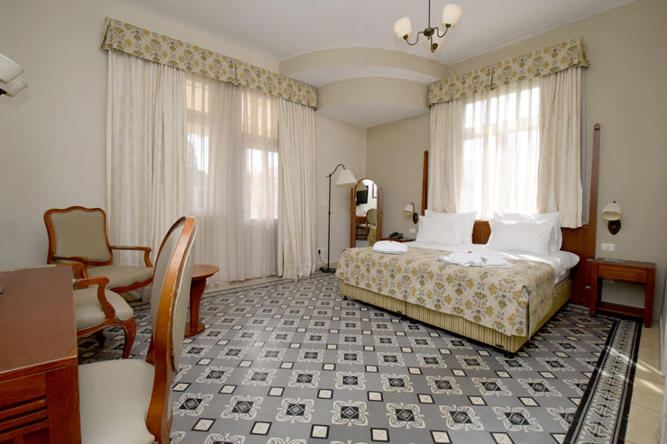 חדר שינה במלון קולוני, צילום: נחום סגל