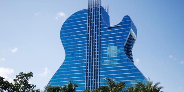 גיטאר קראש: מלון הארד-רוק קפה בצורת גיטרה נפתח בפלורידה 