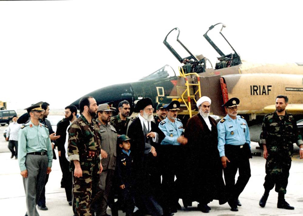 משלחת בכירי ממשלה מבקרת בטייסת פאנטומים איראנית, צילום: FARS