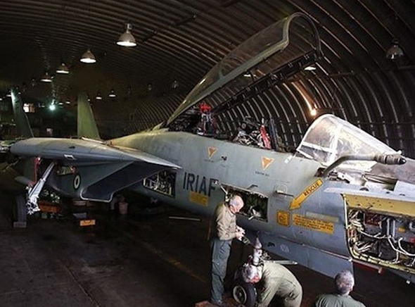 טכנאים איראניים מטפלים במטוס F14, צילום: FARS