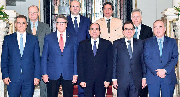 מימין למטה: שר האנרגיה יובל שטייניץ, שר הנפט המצרי טארק אל מולא ונשיא מצרים עבד אל־פתאח א־סיסי. בפורום הגז הטבעי בקהיר, בקיץ האחרון