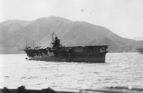 נושאת המטוסים היפנית אקאגי ("טירה אדומה") בדרכה מיפן למסע כיבושים, צילום: USN