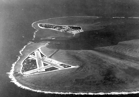 האי מידוויי עם שדה התעופה שלו, שמכסה חצי משטחו, צילום: USN