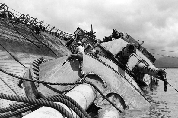 מלח אמריקאי על אוניית מערכה שטובעה בקרב מידוויי; התוקפים חיפשו את נושאות המטוסים, צילום: USN