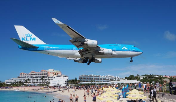ג'מבו של KLM ניגש לנחיתה