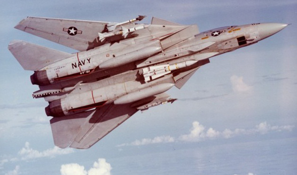 F14 נושא טיל פניקס תחת גופו; שימו לב לגודלו ביחס לטילים האחרים