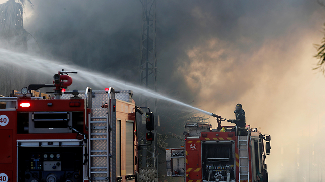 מפעל המזרנים הולנדיה בשדרות עולה באש, צילום: רויטרס