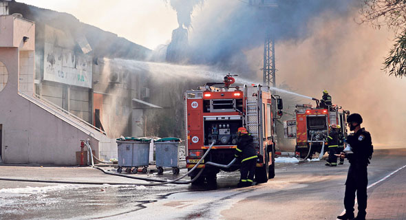 השריפה במחסן הולנדיה בשדרות, צילום: AFP